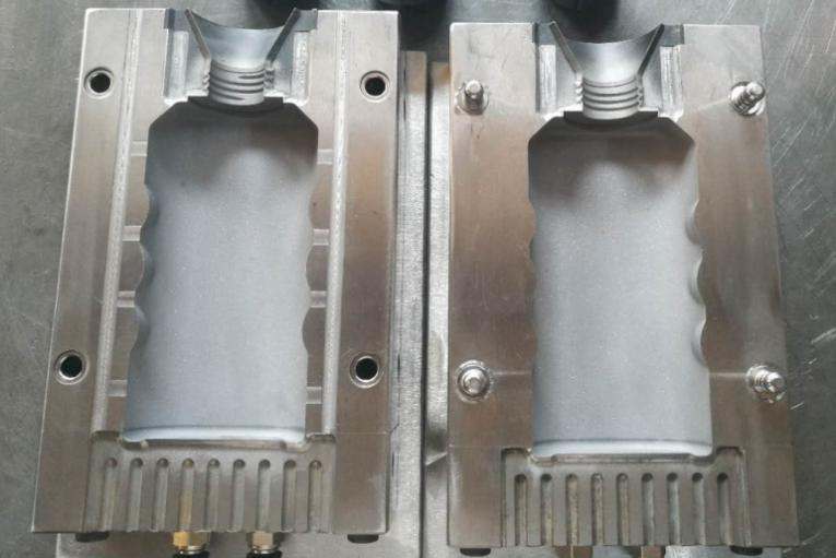 Ceramic Bead Blasting Application for Glass Bottle Molds Clening